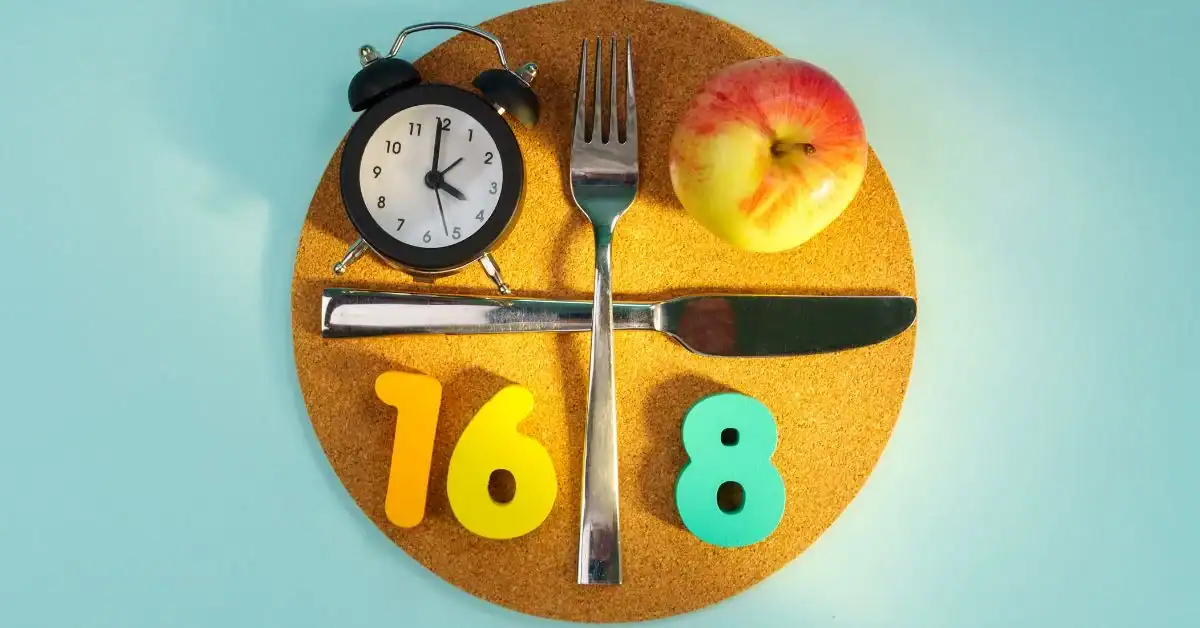 A cork mat resembling a plate, divided by crossed fork and knife, with an alarm clock, apple, and colorful numbers 16 and 8, on a blue background.